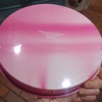 Bagsiden af et rundt pink gradient serveringsfad med teksten 'Design: Lena and Al Eklund, Copenhagen Denmark' påtrykt.