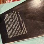 Bagsideteksten fra bogen 'Stemmer fra fortiden' af Evelyn Anthony, der giver en kort beskrivelse af handlingen.