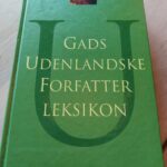 Forsiden af Gads Udenlandske Forfatterleksikon, en grøn bog med gylden bogstaver og lille illustration.