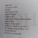 Høj sø af James Barlow. Bogen er en hardback med en rødbrunmønstret forside og sort ryg.