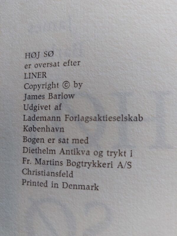 Høj sø af James Barlow. Bogen er en hardback med en rødbrunmønstret forside og sort ryg.