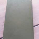 Togkapring af John Godey. Bogen er en ensfarvet, olivengrøn hardback uden illustrationer på forsiden og ryggen.