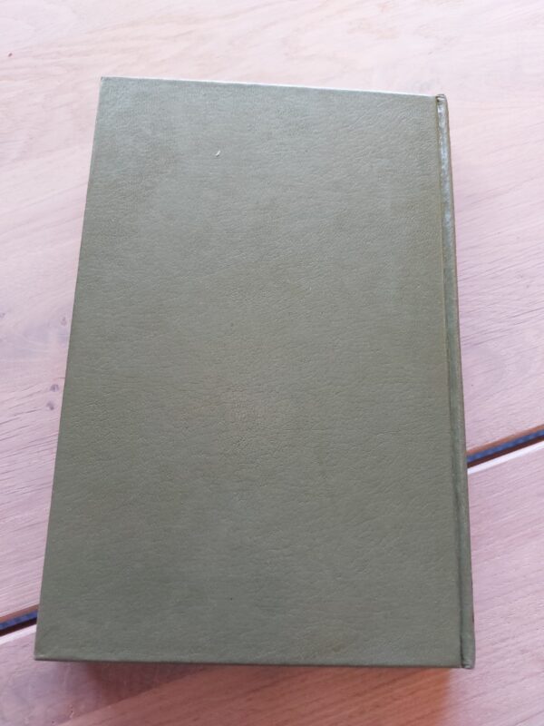 Togkapring af John Godey. Bogen er en ensfarvet, olivengrøn hardback uden illustrationer på forsiden og ryggen.