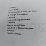 Ryggen af bogen Togkapring af John Godey. Olivengrøn med rødbrune bånd og guldskrift.