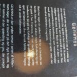 Forside af bogen Millennium: Gehenna af Lewis Gannett. Billede af ældre mand med hænderne mod en skærm.