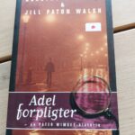 Pigen med den blå cykel af Forlaget Fremad. Bogen er vist forfra og har et smukt illustrativt cover i blå og brune farver.