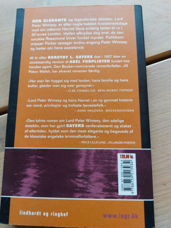 Adel forpligter af Dorothy L. Sayers og Jill Paton Walsh. Vist forfra med mystisk, tåget cover i lilla og brunlige nuancer.