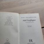 Bagsiden af bogen Adel forpligter med en beskrivelse af Lord Peter Wimsey og citater fra anmeldelser.
