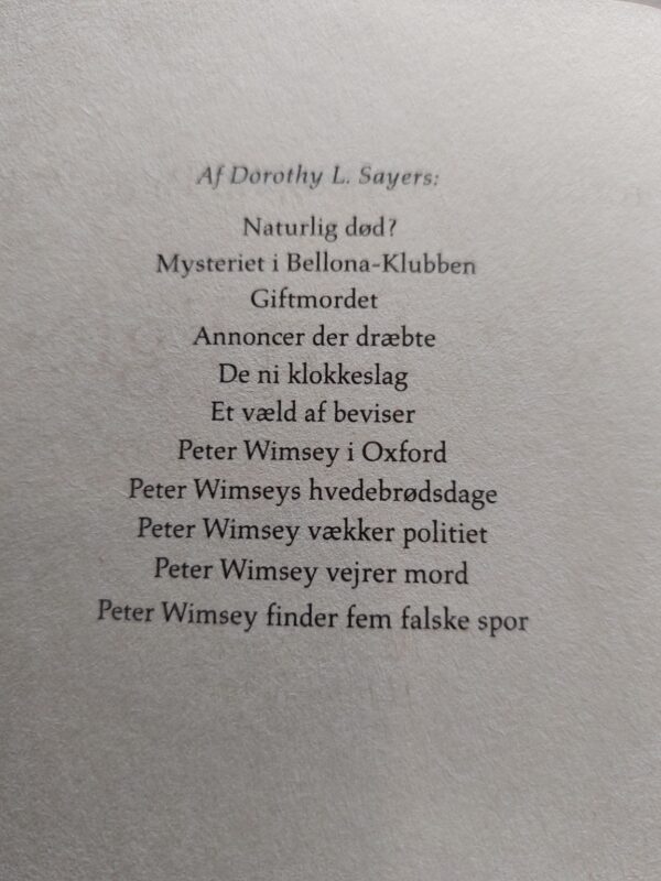 Opslag forside i bogen Adel forpligter af Dorothy L. Sayers & Jill Paton Walsh med titel og oversætter.