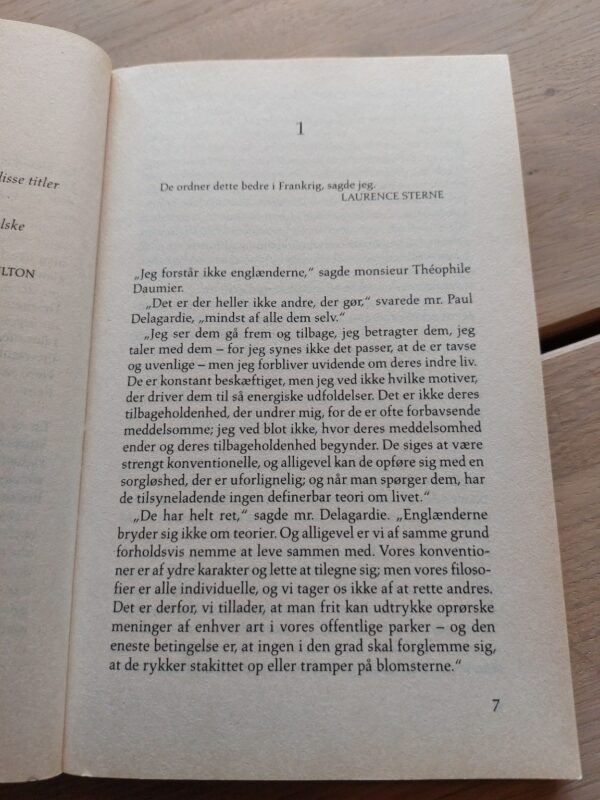 Forside af bogen Adel forpligter af Dorothy L. Sayers og Jill Paton Walsh. Tåget aftenmotiv med forstørrelsesglas.