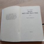 Copyright side i bogen Pigen med den blå cykel med information om oversættelse, udgivelsesår 1984/1991 og forlag.