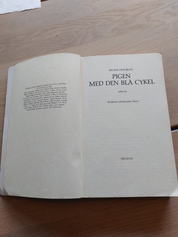 Copyright side i bogen Pigen med den blå cykel med information om oversættelse, udgivelsesår 1984/1991 og forlag.