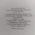 Bagsiden af bogen Pigen med den blå cykel med en anmeldelse og beskrivelse af bogens historie.