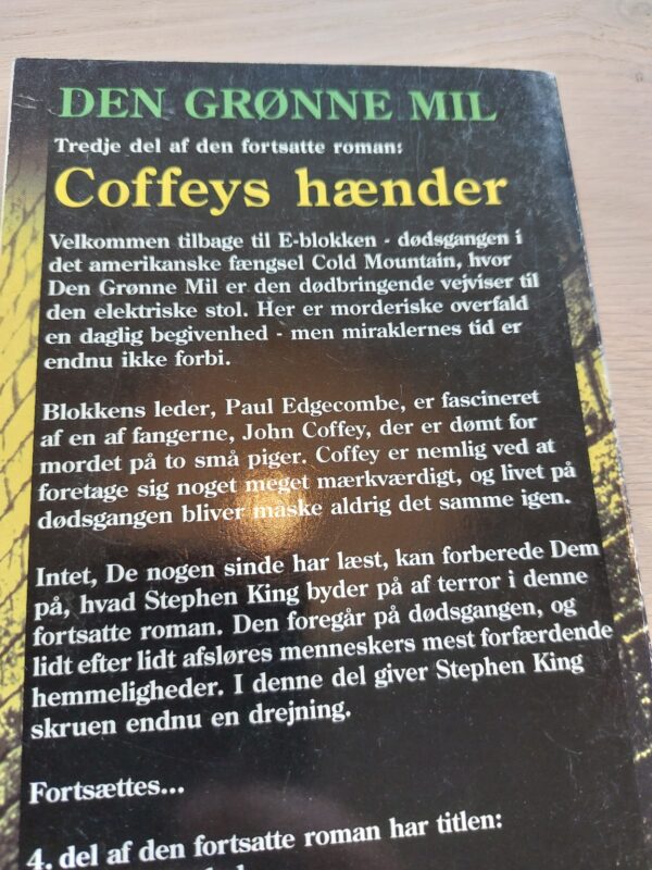 Bagsiden af bogen Den Grønne Mil 3: Coffeys hænder med en handlingsoversigt om fangevogter Paul Edgecombe.