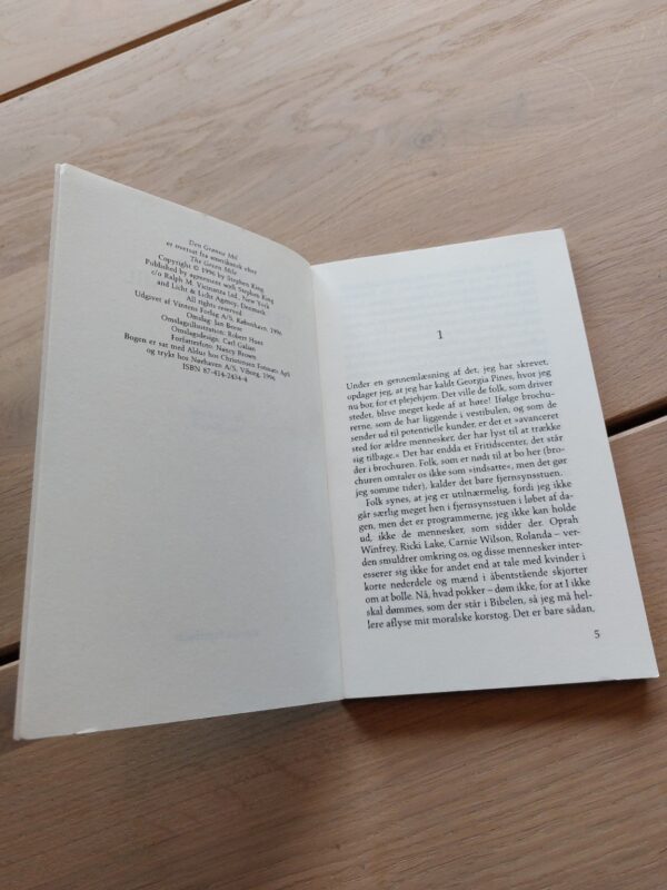 Opslag i bogen Den Grønne Mil 3 af Stephen King, viser bogens første sider med tekst.