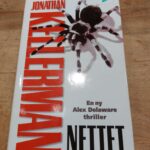 Forside af Jonathan Kellermans roman Nettet. Hvid baggrund med rød bogtitel og en stor edderkop.