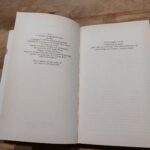 De første sider af Jonathan Kellermans bog Nettet med forfatter- og copyrightoplysninger samt dedikation. Ses fra top/side.