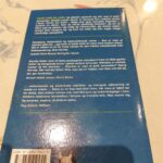 Opslåede sider af bogen 'Hvordan man er et godt menneske' af Nick Hornby, der viser titlen på første kapitel og starten af teksten.