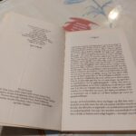 Et opslået side i bogen 'Hvordan man er et godt menneske' af Nick Hornby, der viser copyright information og udgivelsesår.