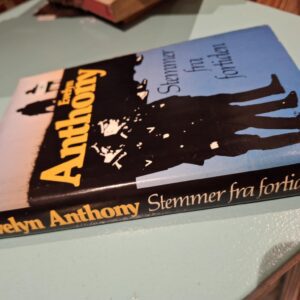 Bogomslaget af 'Stemmer fra fortiden' af Evelyn Anthony, der viser silhuetter af to personer på en blå baggrund.