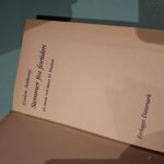Indersiden af bogen 'Stemmer fra fortiden' af Evelyn Anthony, der viser titel, forfatter og forlag 'Forlaget Danmark'.