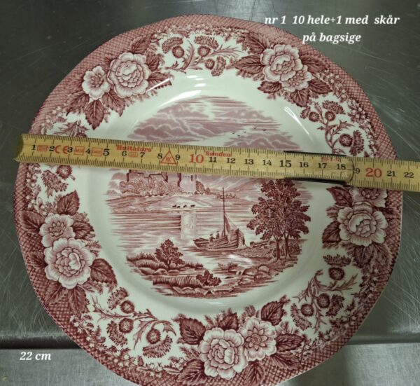 Engelsk rød transferware tallerken, ca. 22 cm, med landskabs- og blomsterdesign. Med målebånd.