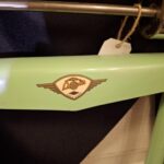 Nærbillede af Lindells logoet 'Made in Sweden' på siden af en mintgrøn retro personvægt.