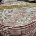 Stabel af engelske røde transferware tallerkener, ca. 25,5 cm, med landskabs- og blomstermotiv.