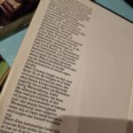 Bagsideteksten og forlagsinformationen fra bogen 'Den hemmelige liste' af Duncan Kyle, der opsummerer handlingen.