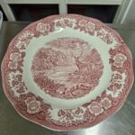 Detaljeret engelsk rødt fajance fad, 32,5 cm, med jagtmotiv af en kronhjort i et landskab.