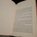 Åben bog med tekst fra 'Tid til at elske' af Lilli Palmer. Bogen er åben i midten og viser to sider fyldt med tekst.
