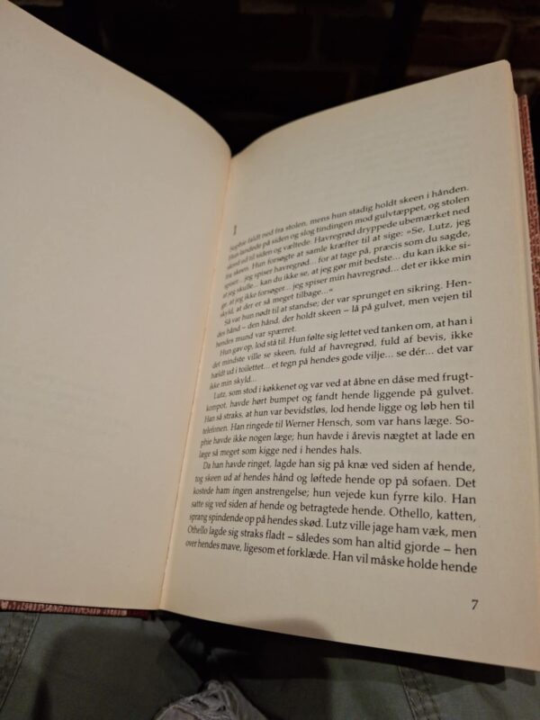 Åben bog med tekst fra 'Tid til at elske' af Lilli Palmer. Bogen er åben i midten og viser to sider fyldt med tekst.