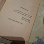 Åben bog 'To Kvinder – To Liv' viser forordet, dedikeret til Stephen Dart, William Goldman og Gregory Michael Wolf.