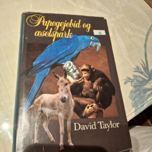Bogforside til 'Papegøjebid og æselspark' af David Taylor. Blå hyacintara, chimpanse og æsel.