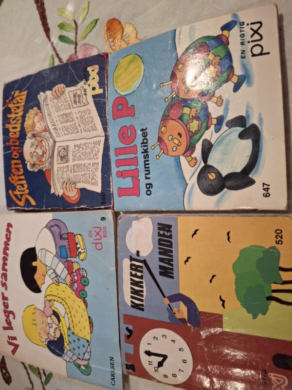 Fire farverige vintage Pixi-bøger, der ligger over hinanden, klar til leg og læsning.