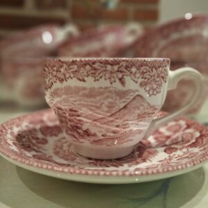 Engelsk rød transferware kop og underkop med romantisk landskabsmotiv