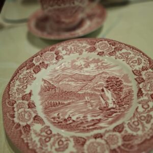 Rød transferware kagetallerken fra Enoch Wedgwood