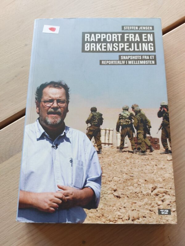 Forside af bogen Rapport fra en ørkenspejling af Steffen Jensen. Portræt af forfatteren med soldater i baggrunden.