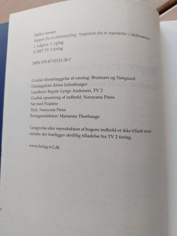 Copyright side i bogen Rapport fra en ørkenspejling med forlag, udgivelsesår og ISBN nummer.