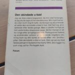 Bagsiden af bogen Den skindøde u-båd med en beskrivelse af handlingen om en amerikansk fange.