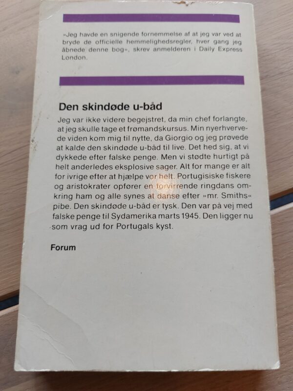 Bagsiden af bogen Den skindøde u-båd med en beskrivelse af handlingen om en amerikansk fange.