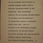 En stak på fem bøger i forskellige farver og størrelser med en blomsterdekoreret kaffekop og småkager på en lyserød hækledug.