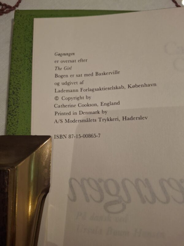 Fire vintage bøger med farverige omslag og blomstermotiver; gul/grønne blomster, orange blomst, grå/hvidt forgrening og en guld påfugl.