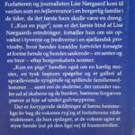 Nærbillede af bagsideteksten på en Julia-bog, 'Umulig at Glemme', der beskriver en romantisk historie om Claudia Gray og Daniel Sinnington.