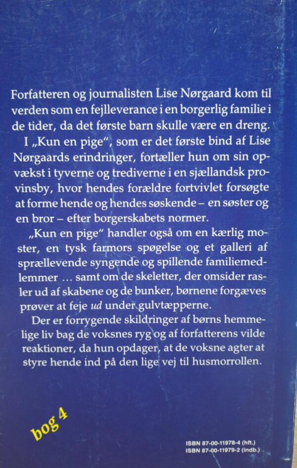 Nærbillede af bagsideteksten på en Julia-bog, 'Umulig at Glemme', der beskriver en romantisk historie om Claudia Gray og Daniel Sinnington.