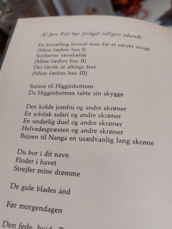 Den første side af bogen 'Frøken Biancas dybe fald' af Jørn Riel, med forfatterens navn, titel og illustrator Eiler Krag.