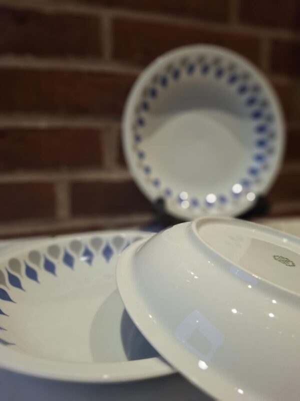 Nærbillede af bunden på en Lyngby Danild 'Dråben' tallerken i hvid porcelæn, hvor den grønne cirkulære markering ses.