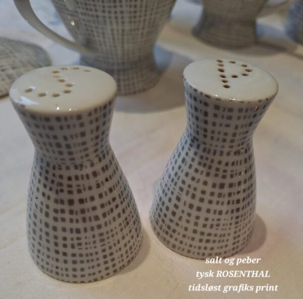 Et komplet Rosenthal stel i hvid porcelæn med et gråt grafisk mønster, inklusive kaffekande, sukkerskål, kopper, tallerkener, salt-og pebersæt og underkopper.