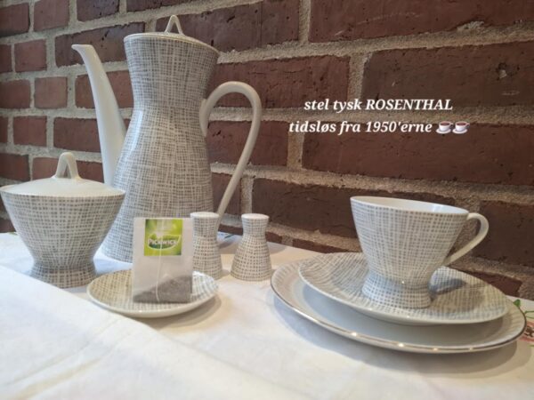 Et Rosenthal kaffesæsæt bestående af kaffekande, sukkerskål, salt- og pebersæt, samt en kop med underkop. Hvid porcelæn med gråt grafisk mønster.