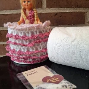 🚽 Toiletrulleholder med hæklet dukke – ægte mormor-humor